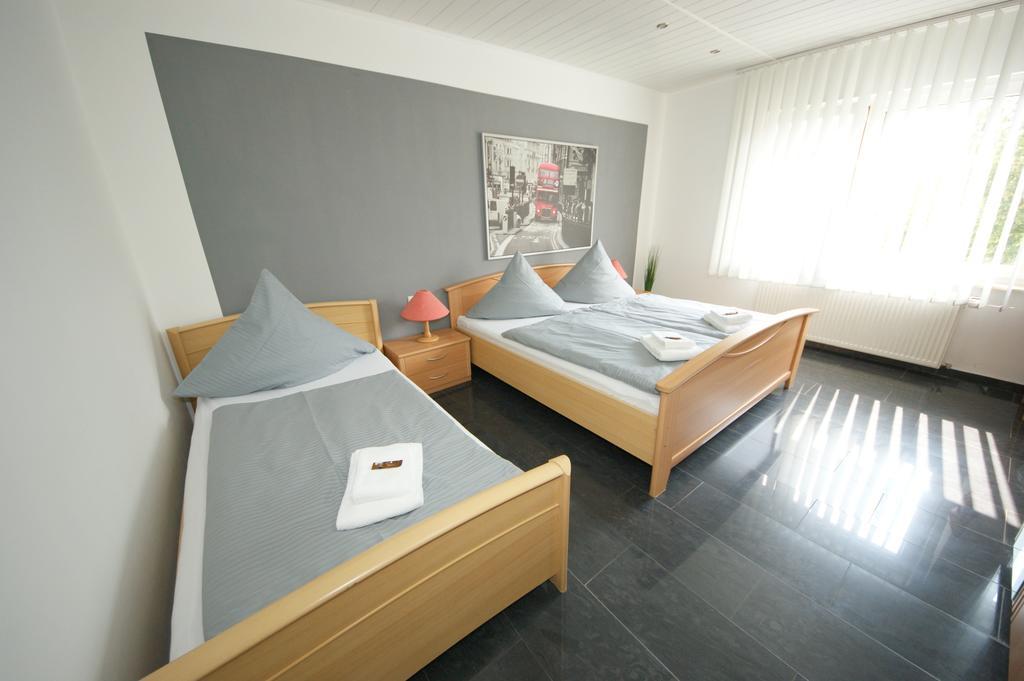 Hotel Am Rosenplatz,24 Stunden Check In, Kostenfreie Parkplaetze Brechtorf ภายนอก รูปภาพ