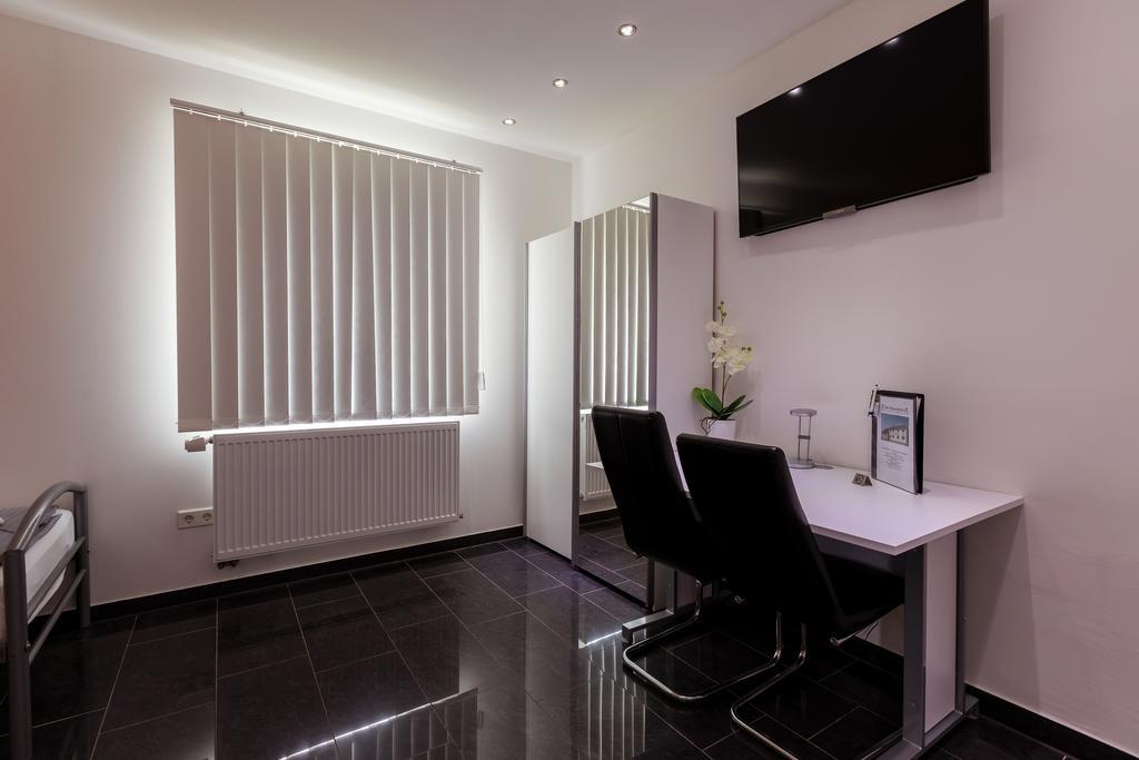 Hotel Am Rosenplatz,24 Stunden Check In, Kostenfreie Parkplaetze Brechtorf ภายนอก รูปภาพ